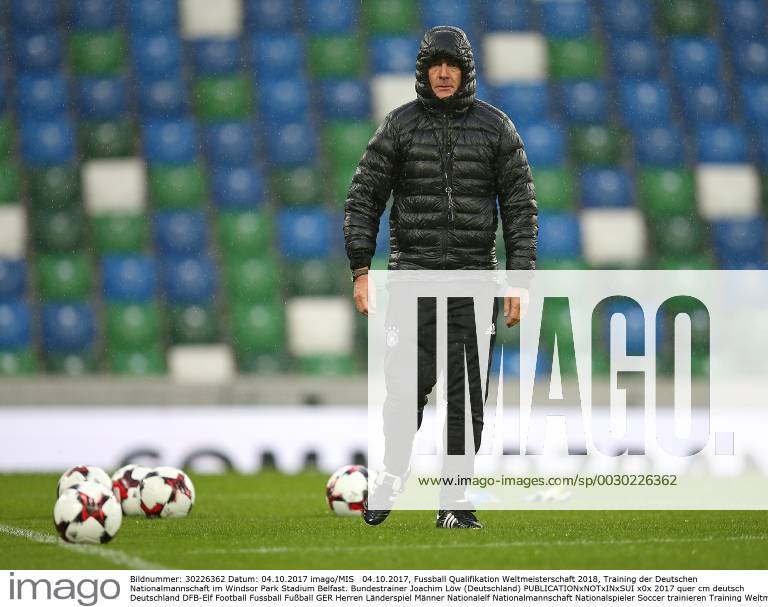 Fussball Qualifikation Weltmeisterschaft 2018, Training der Deutschen Nationalmannschaft im Windsor Park Stadium Belfast. Bundestrainer Joachim Löw (Deutschland)