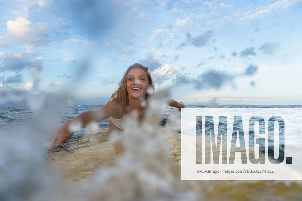 Happy young woman on a surfboard in the ocean, Bali. Kuta Utara, Bali, Indonesia CR_YUKI23072648-1217604-01 ,model released, Symbolfoto