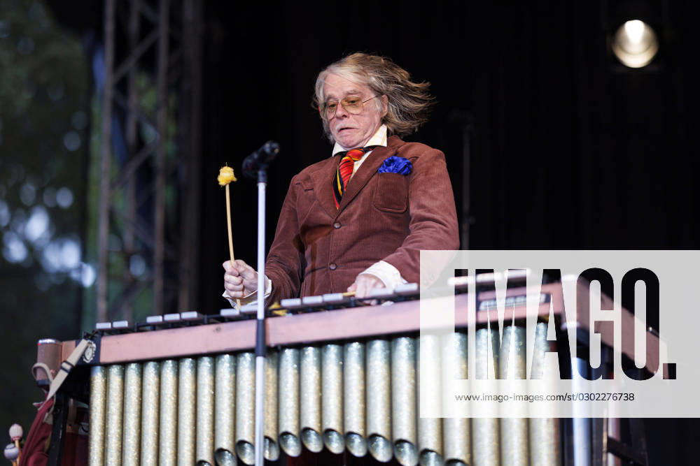 Musiker Helge Schneider bei seinem Auftritt im Rahmen seiner Tour Helge Schneider live: Der letzte Torero - BIG L.A. Show im Kölner Tanzbrunnen. Köln, 25.08.2023 NRW Deutschland