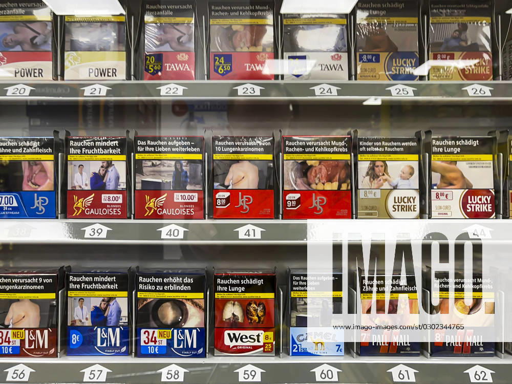 Zigaretten mit Warnhinweis, Supermarkt. 10.10.2022 Stuttgart, Baden-Württemberg, Deutschland, Europa