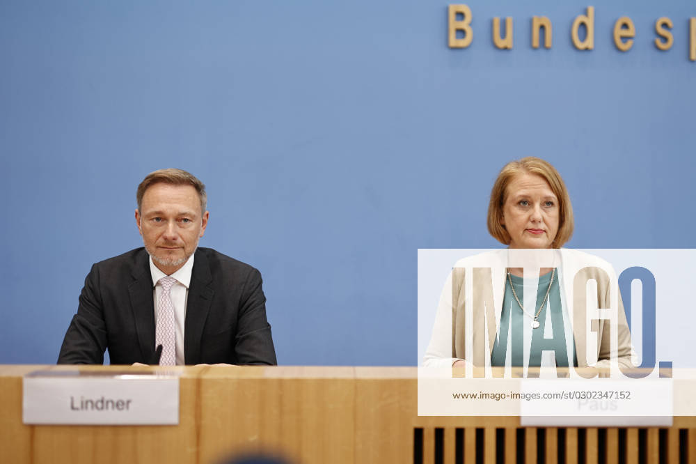 Christian Lindner (FDP), Bundesminister der Finanzen, mit Lisa Paus, (Gruene) Bundesfamilienministerin, aufgenommen im Rahmen der Pressekonferenz zur Einigung bei der Kindergrundsicherung in der BPK in Berlin, 28.08.2023. In der Pressekonferenz soll nach wochenlanger Uneinigkeit ueber die Finanzierung der Kindergrundsicherung informiert werden. Berlin Deutschland