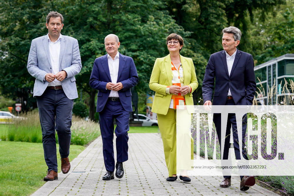 Klausurtagung der SPD-Bundestagsfraktion in Wiesbaden Rolf Muetzenich, Vorsitzender der SPD-Bundestagsfraktion gemeinsam mit Bundeskanzler Olaf Scholz, Saskia Esken, SPD-Parteivorsitzende und Lars Klingbeil, SPD-Parteivorsitzende beim gemeinsamen Gang zum Tagungssaal zur Klausurtagung der SPD-Bundestagsfraktion unter dem Motto Zukunft schaffen wir. Gemeinsam vor Ort in Wiesbaden, Wiesbaden, 28.08.2023 Wiesbaden Hessen Deutschland