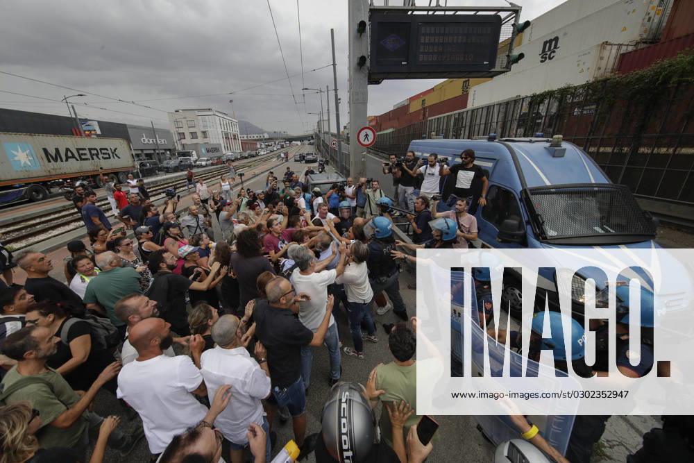 Naples. Protest demonstration for the suspension of the basic income wanted by the Meloni government, blocking the entrance to the highway