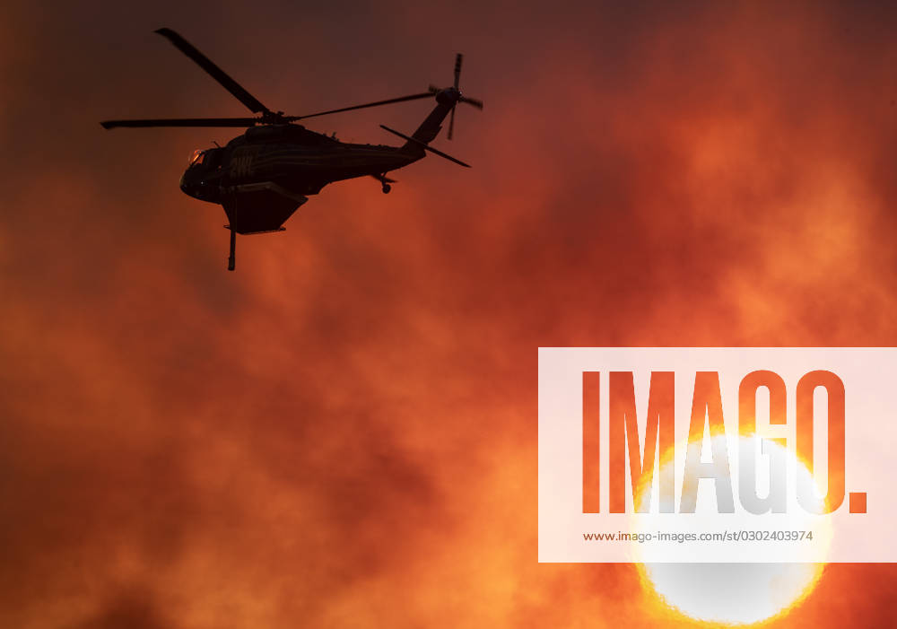 A firefighting helicopter battles the Cougar Creek Wildfire burning in the Tyee Ridge Complex in a rural area northwest of Roseburg Oregon. 183 people have been evacuated due to the blazes which were started by a series of lighting strikes on August 24th. The complex has burned about 3,000 acres and is 5% contained. Fifteen helicopter and 904 people are assigned to the fires which are burning in steep mountainous areas. Roseburg USA - ZUMAl31_ 20230829_zaf_l31_008