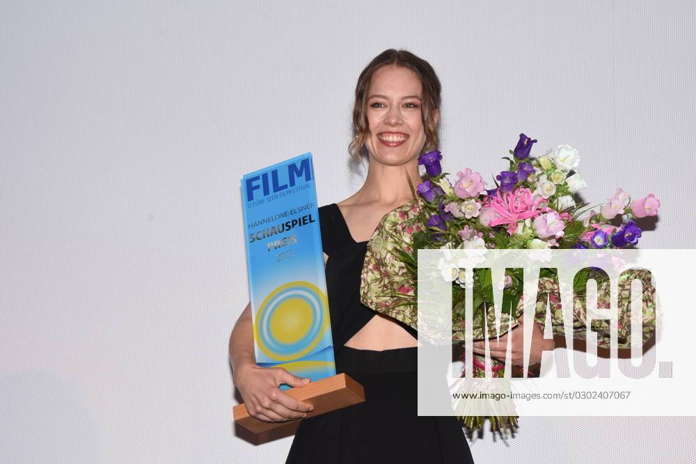 Paula Beer Schauspielerin Hannelore Elsner Preistraegerin Starnberg bei Muenchen 27.08.2023 Schlossberghalle Starnberg Fuenfseen Film Festival Verleihung -Hannelore Elsner Schauspiel Preis Starnberg-