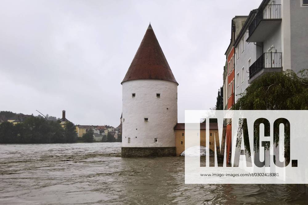 Hochwasser in Passau, Bayern. Die Hochwasserlage am Inn und an der Donau hat sich in der Nacht auf Dienstag etwas beruhigt. Mit der höchsten Meldestufe 4 sei nicht mehr zu rechnen, teilte der Hochwassernachrichtendienst des Bayerischen Landesamtes für Umwelt um Mitternacht mit. In Passau wurden die Strassensperren angepasst. Während die Wasserstände des Inn leicht sinken, gibt es für die Donau noch keine abschliessende Entwarnung. Foto: Überschwemmung am Inn