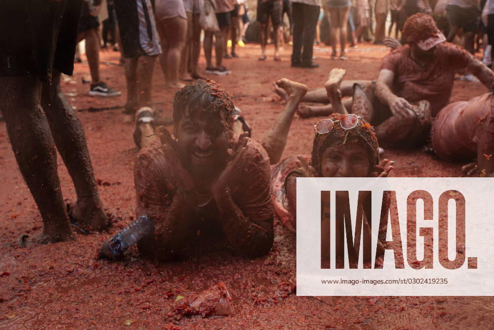 Spanien, Tomatenschlacht Tomatina in Valencia Festival of La Tomatina - Valencia Two people covered with tomato during the festival of La Tomatina, on August 30, 2023, in Bunol, Valencia, Valencian Community (Spain). La Tomatina has been celebrated for 76 years in Bunol on the last Wednesday of August. The company Citromed from La Llosa (Castellon), which has been preparing the tomato for 20 years, has organized this year 150,00 kilos of pear and ripe tomatoes that are used as ammunition in this festival. The tons of tomatoes cover floors, walls and clothes of all the people who attend this celebration, which attracts both national and international tourism. Photo by Jorge Gil Europa Press ABACAPRESS.COM Bunol (Valencia) Spain