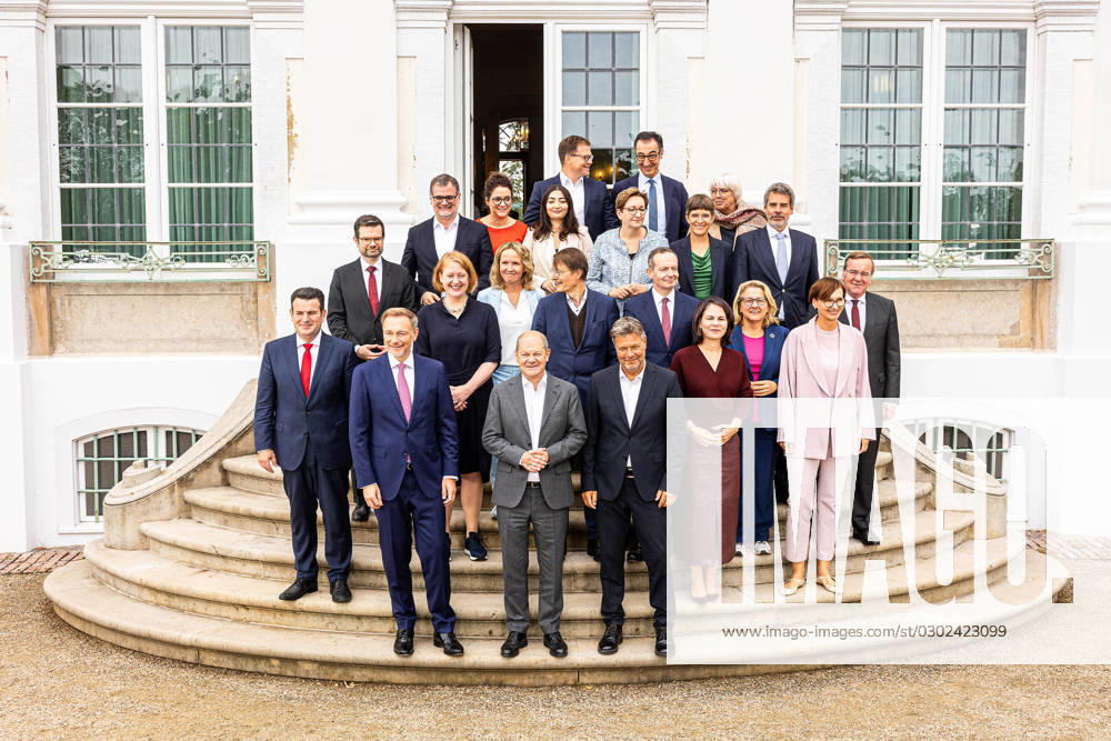 Gruppenfoto um Bundeskanzler Olaf Scholz, Robert Habeck und Christian Lindner mit allen Beteiligten am 30. August 2023 im Rahmen der Kabinettsklausur auf Schloss Meseberg in Gransee, Brandenburg. Kabinettsklausur auf Schloss Meseberg