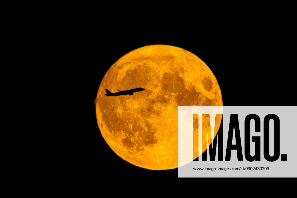Der Blue Moon mit einem, vom Flughafen BER gestarteten Flugzeug, am Abend des 30. August 2023 am Himmel über Brandenburg. Als Bluemoon bezeichnet man das seltene Ereignis, wenn es in einem Monat zwei Vollmonde gibt. Blue Moon