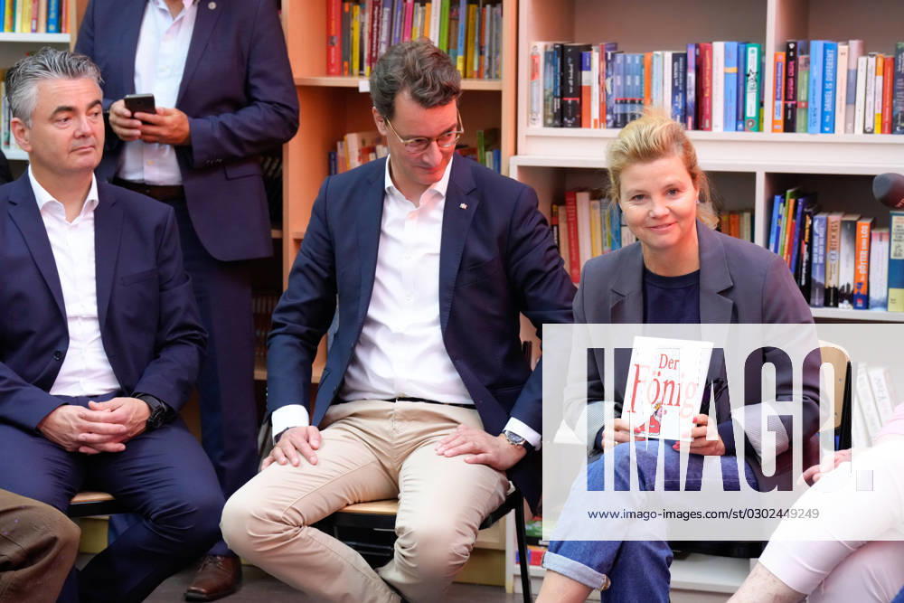 Bilder des Jahres 2023, Entertainment 08 August Entertainment Themen der Woche KW35 Ministerpraesident Wuest besucht Adolf-Kolping-Hauptschule Ministerpraesident Hendrik Wuest und Schauspielerin und Lesebotschafterin Annette Frier sprechen gemeinsam mit Schuelerinnen und Schuelern des Leseclub der Adolf-Kolping-Hauptschule , Koeln, 31.08.2023 Koeln Nordrhein-Westfalen Deutschland