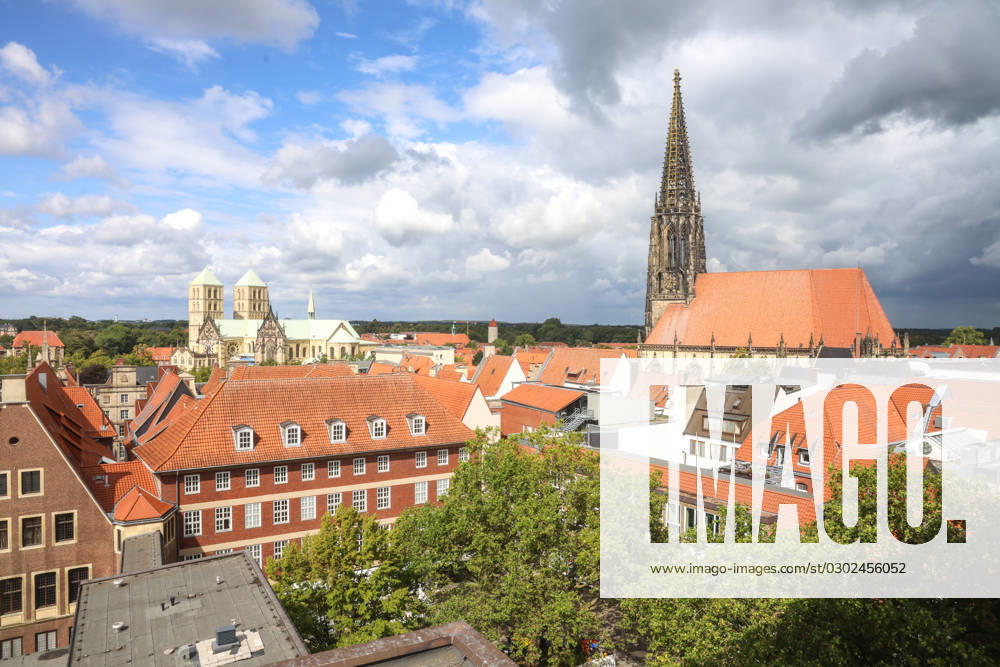 DEU, Deutschland, Nordrhein-Westfalen, Münster, 31.08.2023: Pressekonferenz anlässlich der Bundesweiten Eröffnung des Tags des offenen Denkmals in Münster. Blick über die Dächer des Prinzipalmarkts auf den St. Paulus Dom und die St. Lamberti Kirche