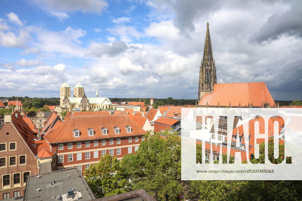 DEU, Deutschland, Nordrhein-Westfalen, Münster, 31.08.2023: Pressekonferenz anlässlich der Bundesweiten Eröffnung des Tags des offenen Denkmals in Münster. Blick über die Dächer des Prinzipalmarkts auf den St. Paulus Dom und die St. Lamberti Kirche