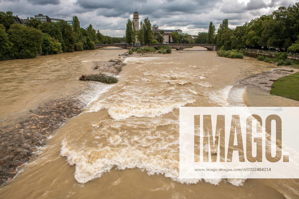 Isar-Hochwasser, Blick von der Reichenbachbrücke, München, 31.08.2023 Deutschland, München, 31. August 2023, Isar Hochwasser nach Dauerregen der letzten Tage, Blick von der Reichenbachbrücke in Richtung Deutsches Museum, reißender Strom, der Isar-Pegel liegt weit über normal, fällt aber inzwischen wieder, Bayern,