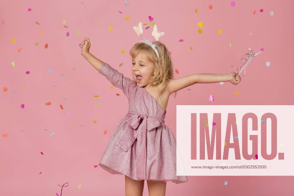 IMAGO Creative, Gesellschaft, Fasching Smiley Mädchen Fee Kostüm mit Konfetti