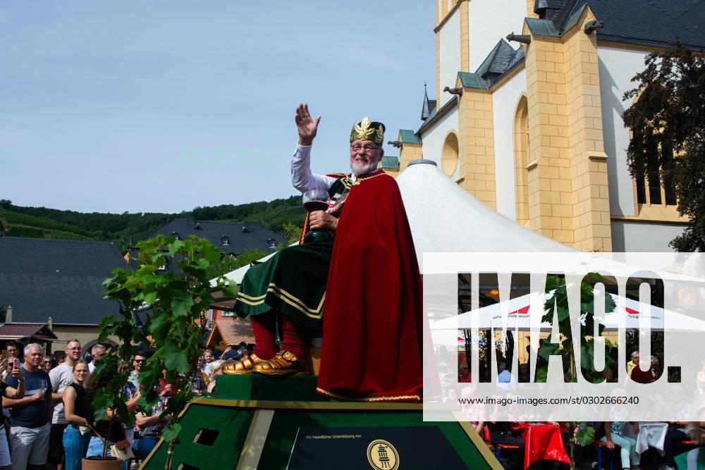 Traditional Wine Parade Returns In Ahrweiler, Germany After Flood And Corona Pandmic A man is dressing as the god of Wine Bacchus at the opening of the wine parade at the market place before the start of the traditional wine parade in Ahrweiler, Germany on September 3, 2023 Ahrweiler Germany