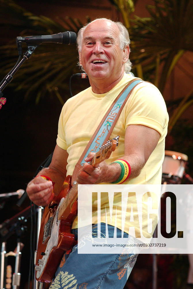 ARCHVE: 23 July 2008 - Burgettstown, Pennsylvania - Musician JIMMY BUFFETT of JIMMY BUFFETT AND THE CORAL REEFER BAND performs to a sold out crowd as a part of the The Year of Still Here Tour 2008 held at the Post-Gazette Pavilion. Burgettstown USA - ZUMAa123 20230904_zaa_a123_014