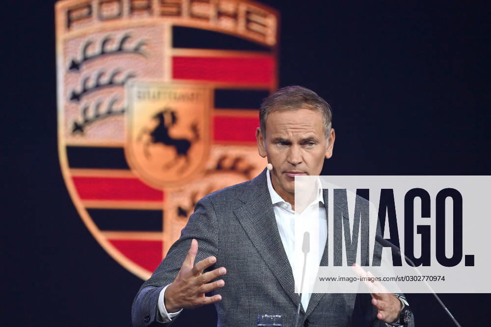 Oliver BLUME (Vorstandsvorsitzender der Dr. Ing. h. c. F. Porsche AG und der Volkswagen AG) bei einem Vortrag am 05.09.2023 vor Porsche Logo,Markenemblem IAA Mobility 2023 in der Messe Riem vom 05.09.-10.09.2023 in Muenchen.