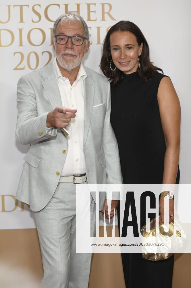 Wolfgang Trepper mit Ehefrau Kirstin Tiemann bei der Verleihung des Deutschen Radiopreises 2023 im Musical Theater Neue Flora. Hamburg