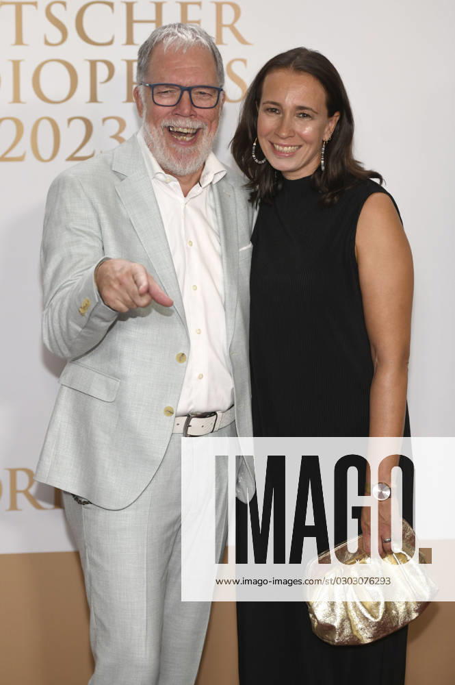 Wolfgang Trepper mit Ehefrau Kirstin Tiemann bei der Verleihung des Deutschen Radiopreises 2023 im Musical Theater Neue Flora. Hamburg