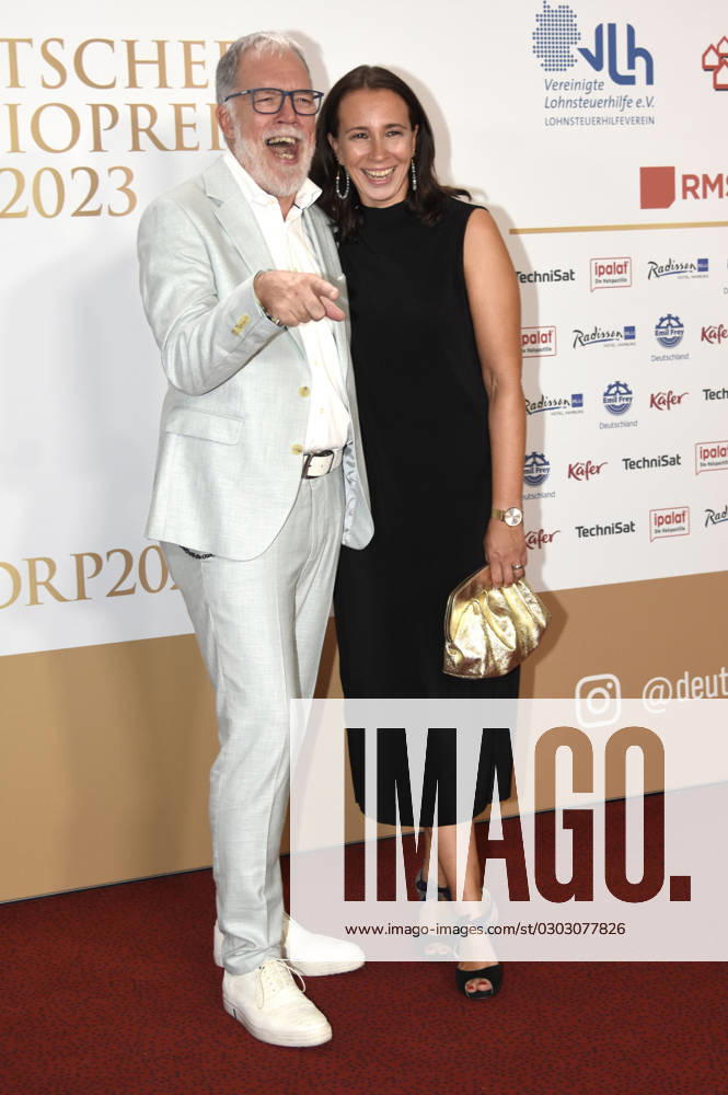 Wolfgang Trepper mit Ehefrau Kirstin Tiemann bei der Verleihung des Deutschen Radiopreises 2023 im Musical Theater Neue Flora. Hamburg