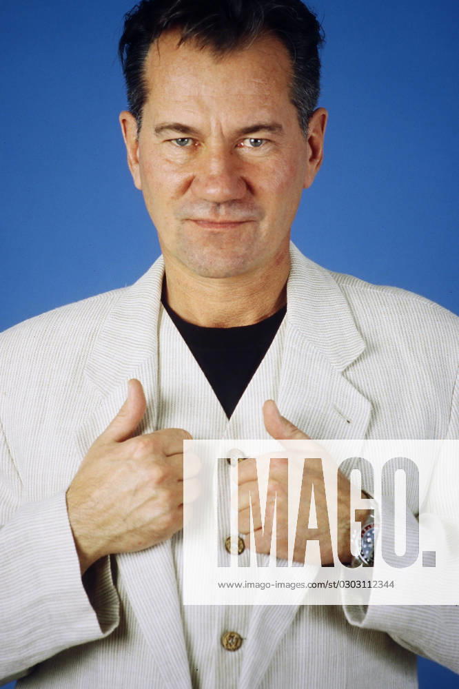 Manfred Lehmann, deutscher Schauspieler und Synchronsprecher, in Jeans und weißem Jackett mit Weste im Fotostudio, Deutschland 1996. Deutschland