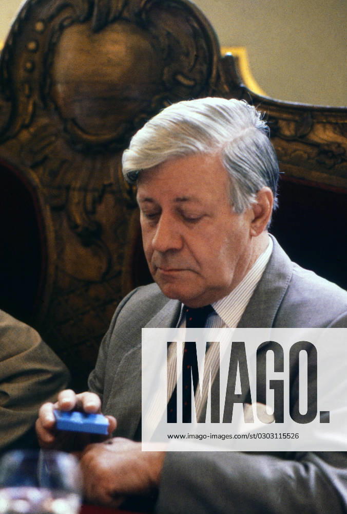 SPD Politiker und Ex Bundeskanzler Helmut Schmidt nimmt eine Brise Schnupftabak, circa 1987.