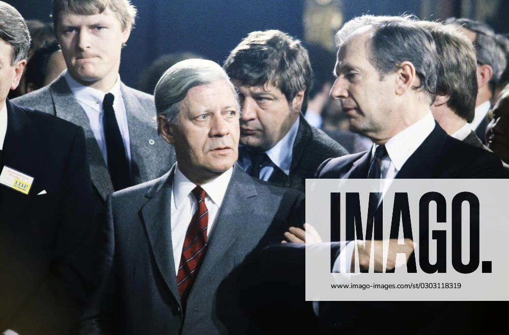 SPD Politiker und Ex Bundeskanzler Helmut Schmidt mit Hamburgs Erstem Bürgermeister Klaus von Dohnanyi, circa 1982.