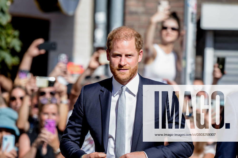 Empfang der Stadt Duesseldorf im Vorfeld der Invictus Games im Rathaus Prinz Harry, Duke of Sussex im Portrait bei der Ankunft im Fraktionsinnenhof des Rathauses in Duesseldorf und Fans im Hintergrund zum Empfang der Gastgeberstadt Duesseldorf zu Beginn der Invictus Games 2023, Duesseldorf, 09.09.2023 Duesseldorf Nordrhein-Westfalen Deutschland