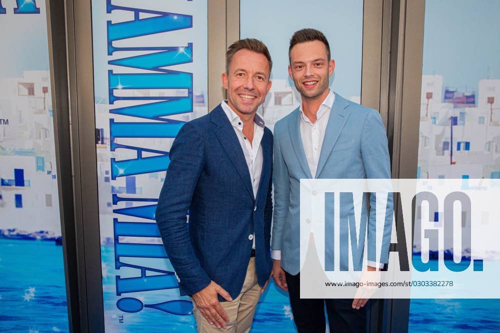 AMSTERDAM - Michael van Hoorne and new partner on the blue carpet during the premiere of Mamma Mia!, the updated version of the musical. ANP WESLEY DE WIT netherlands out - belgium out