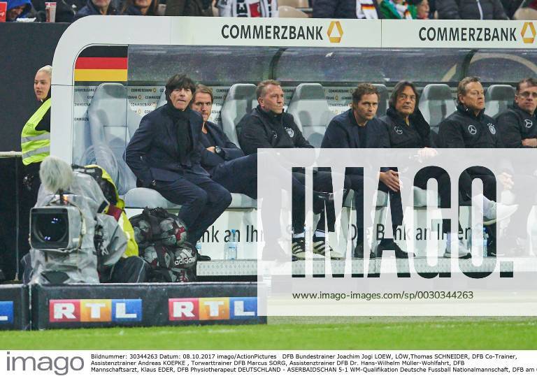 DFB Bundestrainer Joachim Jogi LOEW, LÖW,Thomas SCHNEIDER, DFB Co-Trainer, Assistenztrainer Andreas KOEPKE , Torwarttrainer DFB Marcus SORG, Assistenztrainer DFB Dr. Hans-Wilhelm Müller-Wohlfahrt, DFB Mannschaftsarzt, Klaus EDER, DFB Physiotherapeut DEUTSCHLAND - ASERBAIDSCHAN 5-1 WM-Qualifikation Deutsche Fussball Nationalmannschaft, DFB am 08.10.2017 in Kaiserslautern, Deutschland.