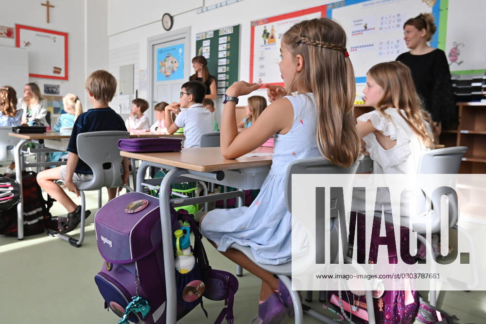 Schulunterricht an einer Grundschule in Bayern am ersten Schultag nach den Sommerferien am 12.09.2023. Lehrerin,Grundschullehrerin haelt Unterricht vor der Klasse 2c.