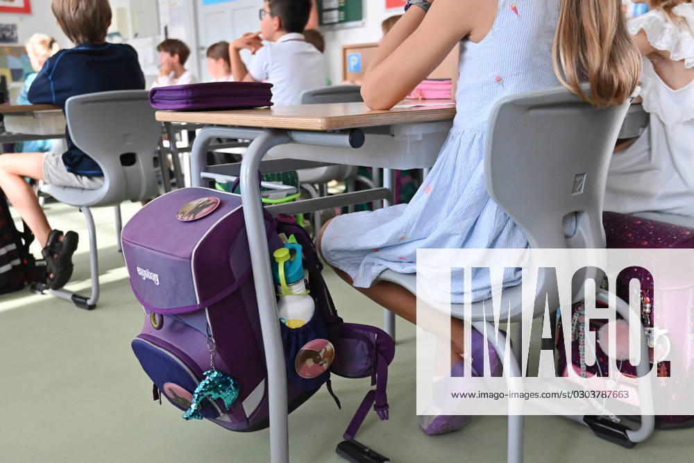 Schulunterricht an einer Grundschule in Bayern am ersten Schultag nach den Sommerferien am 12.09.2023. Lehrerin,Grundschullehrerin haelt Unterricht vor der Klasse 2c.Schulranzen.