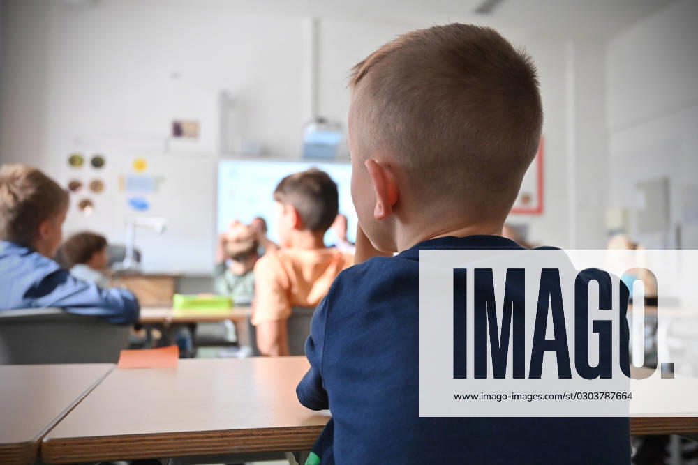 Schulunterricht an einer Grundschule in Bayern am ersten Schultag nach den Sommerferien am 12.09.2023. Schueler,Junge der Klasse 2c waehrend dem Unterricht,aufmerksam,konzentriert,Konzentration.