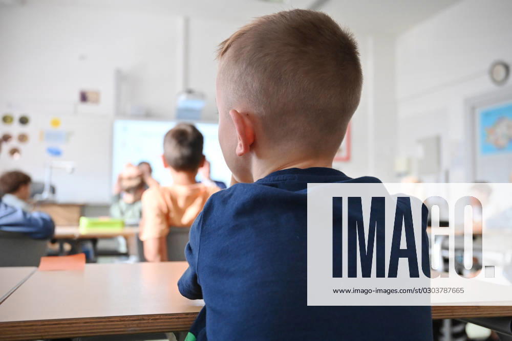 Schulunterricht an einer Grundschule in Bayern am ersten Schultag nach den Sommerferien am 12.09.2023. Schueler,Junge der Klasse 2c waehrend dem Unterricht,aufmerksam,konzentriert,Konzentration.