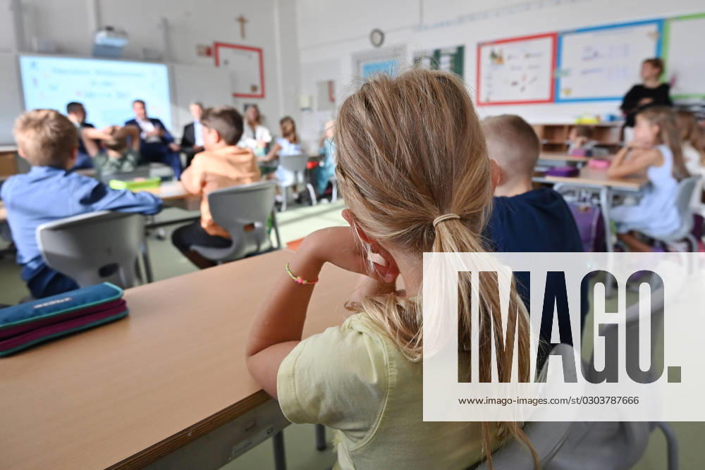 Schulunterricht an einer Grundschule in Bayern am ersten Schultag nach den Sommerferien am 12.09.2023. Schueler und Schuelerinnen der Klasse 2c waehrend dem Unterricht,aufmerksam,konzentriert,Konzentration.