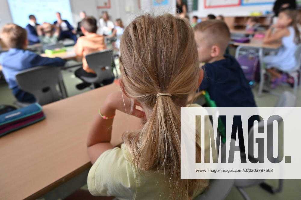 Schulunterricht an einer Grundschule in Bayern am ersten Schultag nach den Sommerferien am 12.09.2023. Schueler und Schuelerinnen der Klasse 2c waehrend dem Unterricht,aufmerksam,konzentriert,Konzentration.