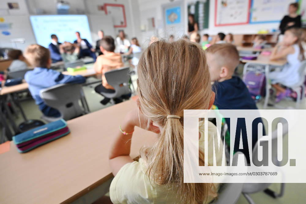 Schulunterricht an einer Grundschule in Bayern am ersten Schultag nach den Sommerferien am 12.09.2023. Schueler und Schuelerinnen der Klasse 2c waehrend dem Unterricht,aufmerksam,konzentriert,Konzentration.