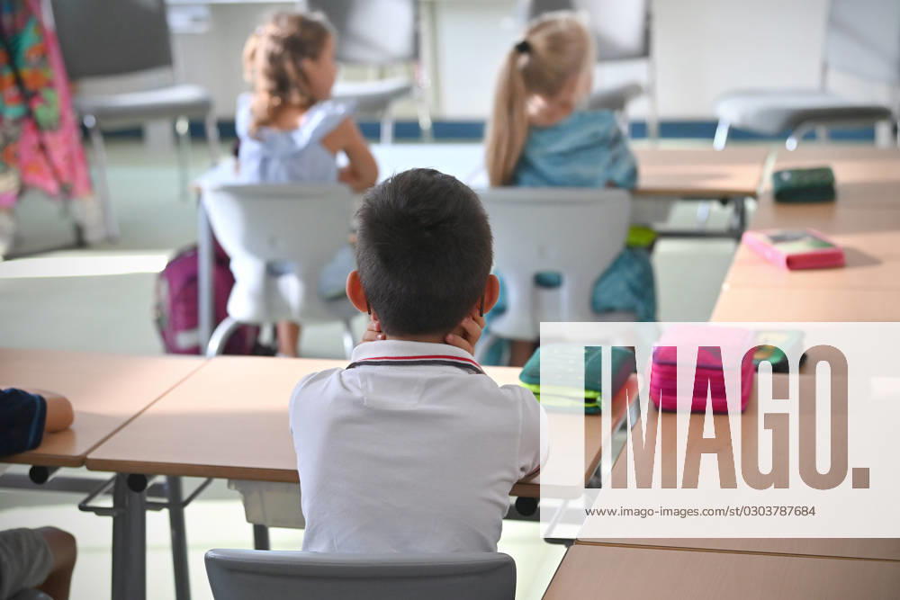 Schulunterricht an einer Grundschule in Bayern am ersten Schultag nach den Sommerferien am 12.09.2023. Schueler,Junge der Klasse 2c waehrend dem Unterricht,aufmerksam,konzentriert,Konzentration.