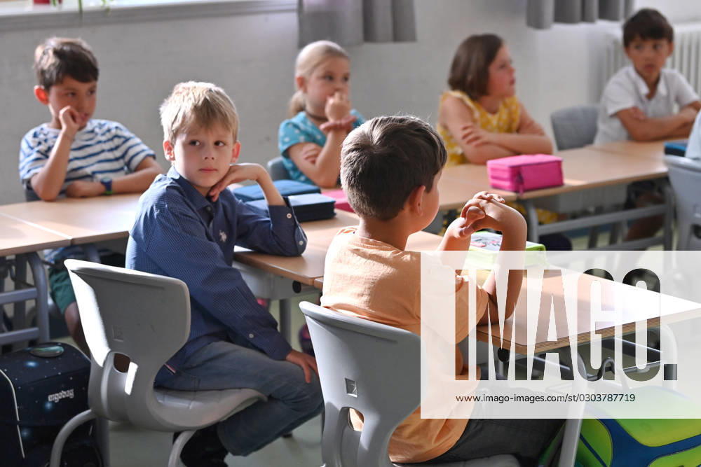 Schulunterricht an einer Grundschule in Bayern am ersten Schultag nach den Sommerferien am 12.09.2023. Schueler und Schuelerinnen der Klasse 2c waehrend dem Unterricht,aufmerksam,konzentriert,Konzentration.