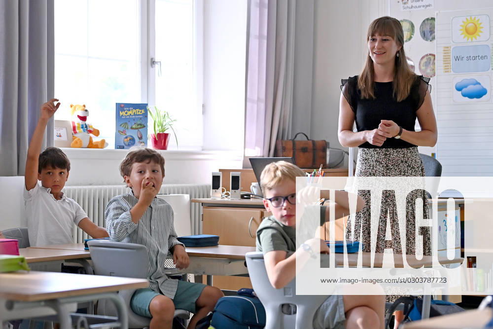 Schulunterricht an einer Grundschule in Bayern am ersten Schultag nach den Sommerferien am 12.09.2023. Lehrerin,Grundschullehrerin haelt Unterricht vor der Klasse 2c.