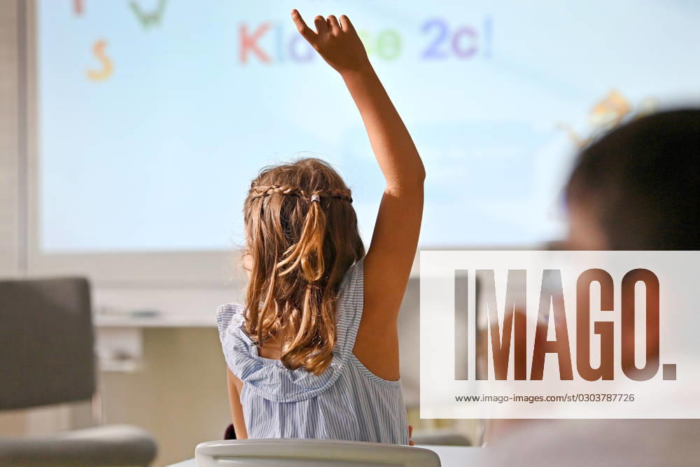 Schulunterricht an einer Grundschule in Bayern am ersten Schultag nach den Sommerferien am 12.09.2023. Schuelerin,Maedchen der Klasse 2c waehrend dem Unterricht,aufmerksam,konzentriert,Konzentration,meldet sich ,Mitarbeit,