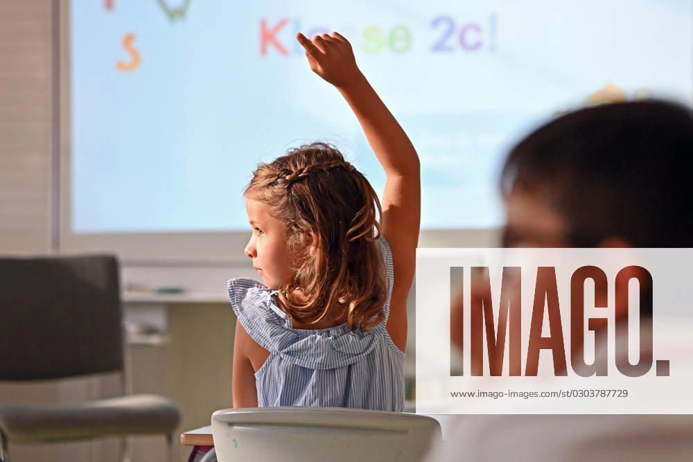 Schulunterricht an einer Grundschule in Bayern am ersten Schultag nach den Sommerferien am 12.09.2023. Schuelerin,Maedchen der Klasse 2c waehrend dem Unterricht,aufmerksam,konzentriert,Konzentration,meldet sich ,Mitarbeit,