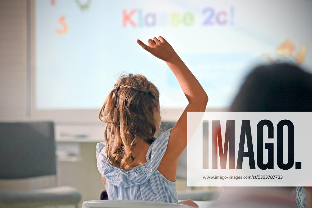 Schulunterricht an einer Grundschule in Bayern am ersten Schultag nach den Sommerferien am 12.09.2023. Schuelerin,Maedchen der Klasse 2c waehrend dem Unterricht,aufmerksam,konzentriert,Konzentration,meldet sich ,Mitarbeit,