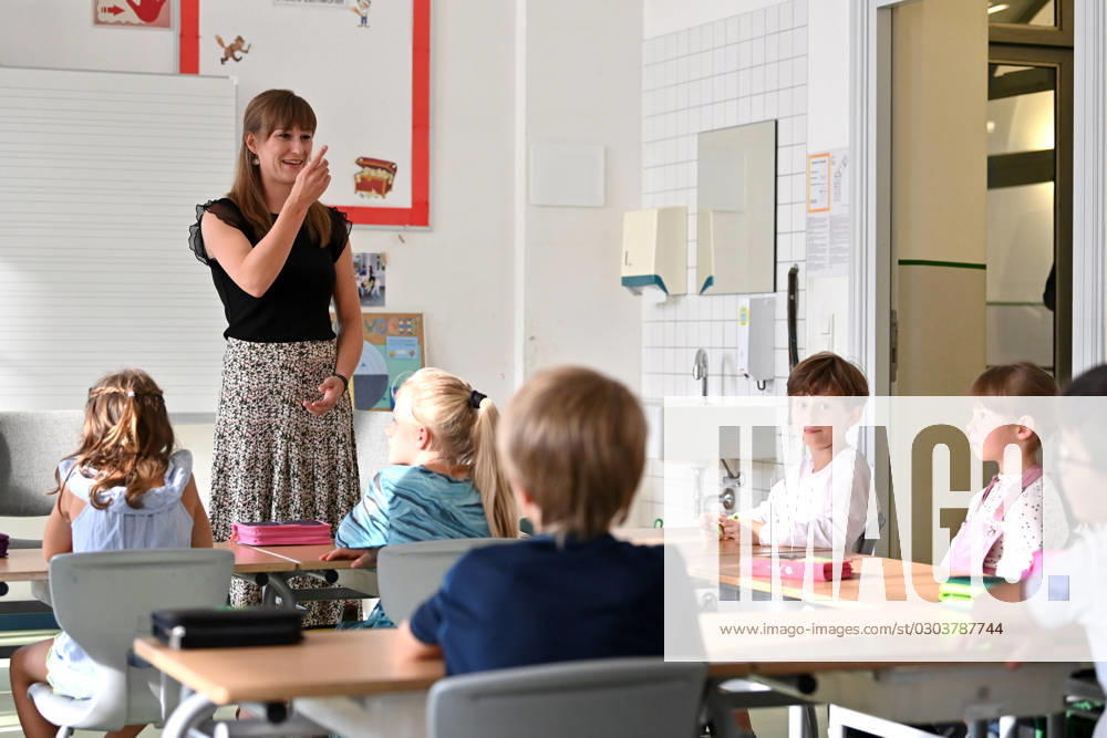 Schulunterricht an einer Grundschule in Bayern am ersten Schultag nach den Sommerferien am 12.09.2023. Lehrerin,Grundschullehrerin haelt Unterricht vor der Klasse 2c.