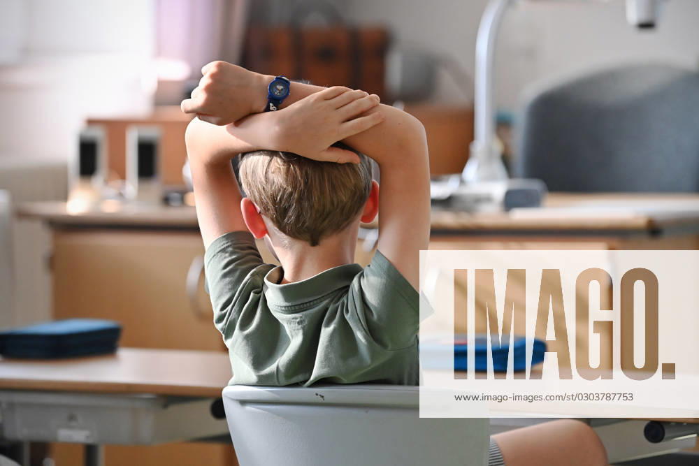 Schulunterricht an einer Grundschule in Bayern am ersten Schultag nach den Sommerferien am 12.09.2023. Schueler,Junge der Klasse 2c waehrend dem Unterricht, unaufmerksam,unkonzentriert,Langeweile,langweilen,desinteressiert,Desinteresse,gelangweilt,muede,unausgeschlafen,