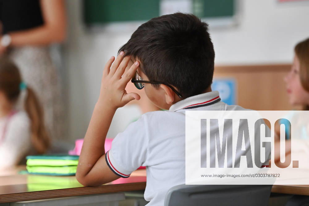 Schulunterricht an einer Grundschule in Bayern am ersten Schultag nach den Sommerferien am 12.09.2023. Schueler und Schuelerinnen der Klasse 2c waehrend dem Unterricht, aufmerksam,konzentriert,Konzentration,