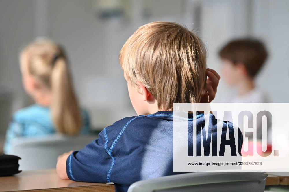 Schulunterricht an einer Grundschule in Bayern am ersten Schultag nach den Sommerferien am 12.09.2023. Schueler und Schuelerinnen der Klasse 2c waehrend dem Unterricht, aufmerksam,konzentriert,Konzentration,