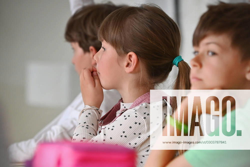 Schulunterricht an einer Grundschule in Bayern am ersten Schultag nach den Sommerferien am 12.09.2023. Schueler und Schuelerinnen der Klasse 2c waehrend dem Unterricht, aufmerksam,konzentriert,Konzentration,