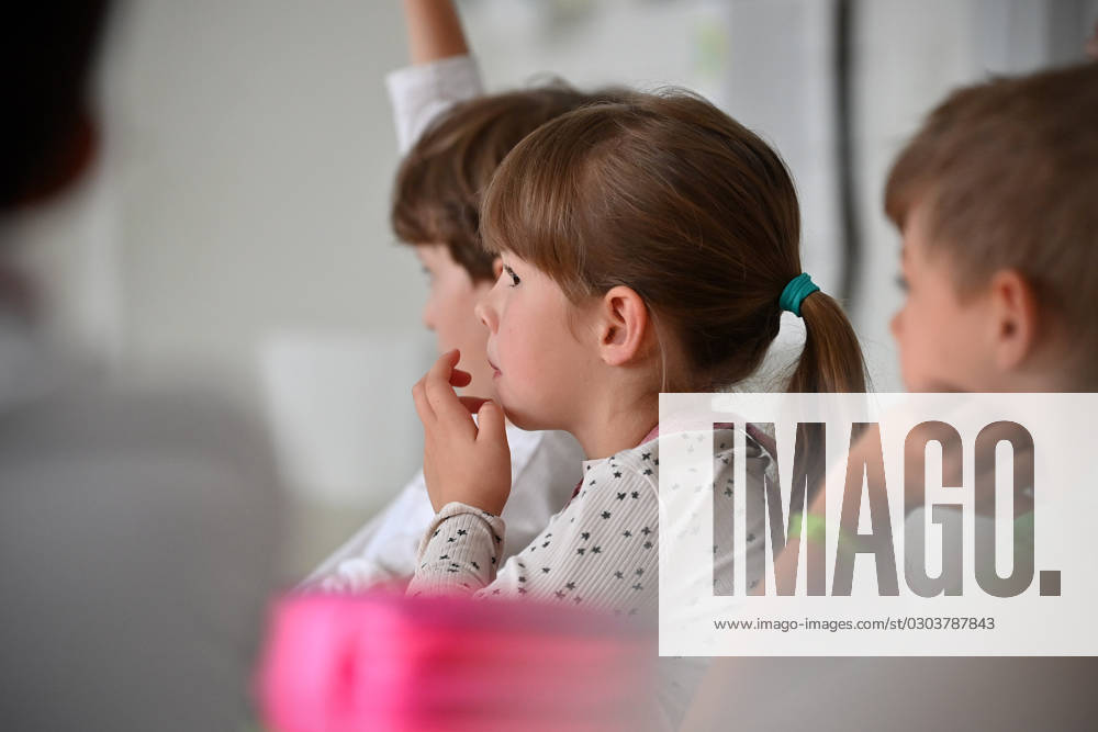 Schulunterricht an einer Grundschule in Bayern am ersten Schultag nach den Sommerferien am 12.09.2023. Schueler und Schuelerinnen der Klasse 2c waehrend dem Unterricht, aufmerksam,konzentriert,Konzentration,