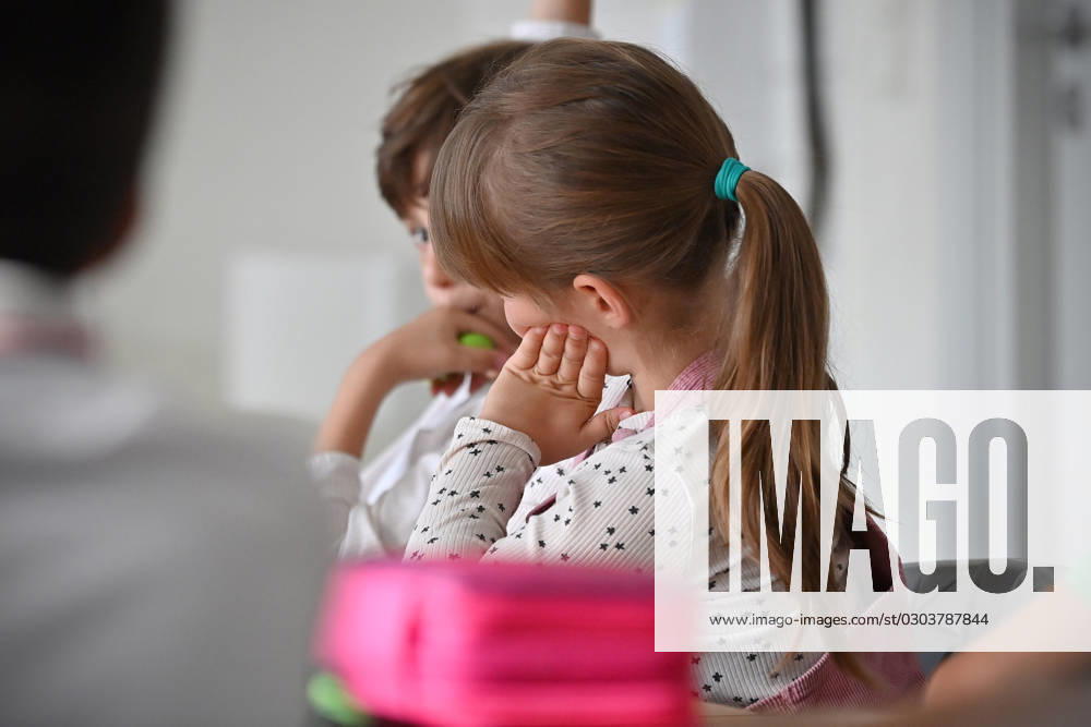 Schulunterricht an einer Grundschule in Bayern am ersten Schultag nach den Sommerferien am 12.09.2023. Schueler und Schuelerinnen der Klasse 2c waehrend dem Unterricht, aufmerksam,konzentriert,Konzentration,